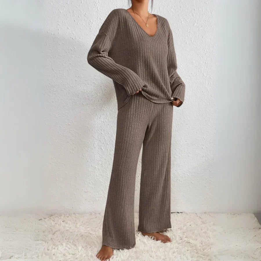 Vivienne - Set din două piese cu pantaloni drepți și top cu decolteu în V