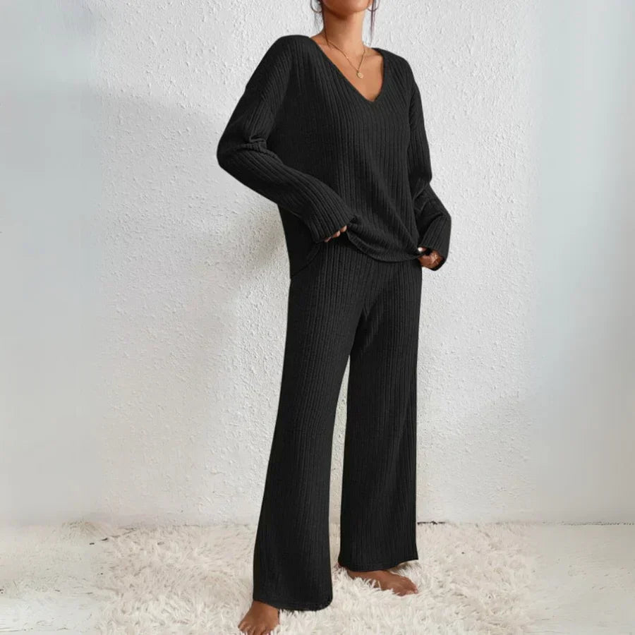 Vivienne - Set din două piese cu pantaloni drepți și top cu decolteu în V