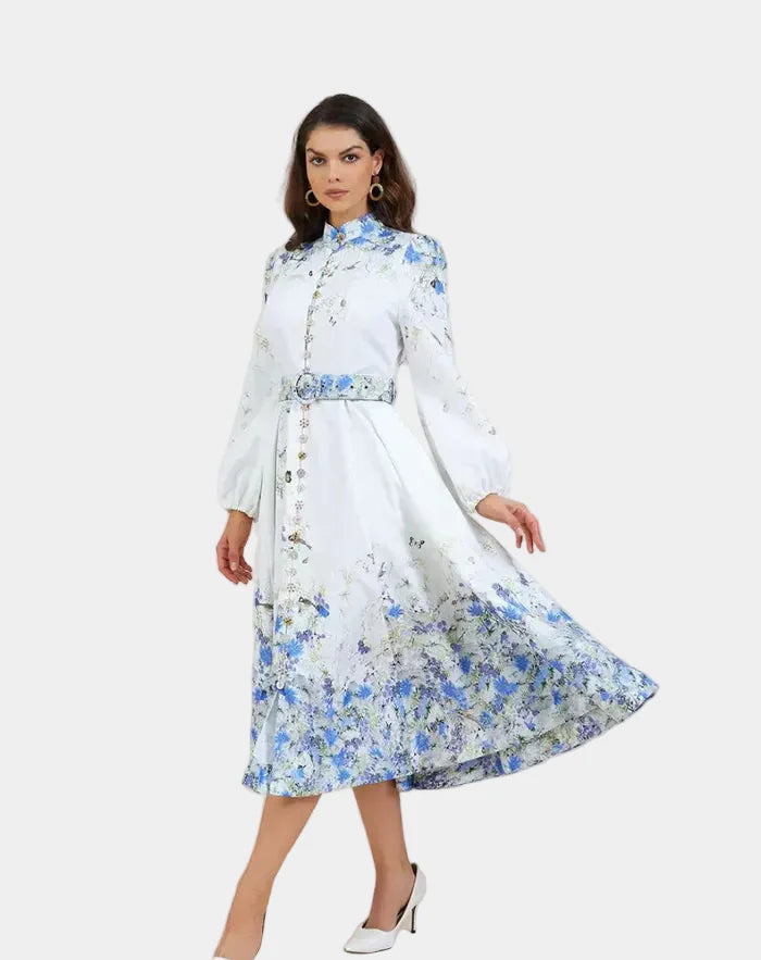 Amelia – Eleganță atemporală în floral albastru cu guler înalt