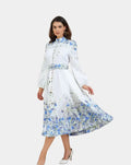Amelia – Eleganță atemporală în floral albastru cu guler înalt