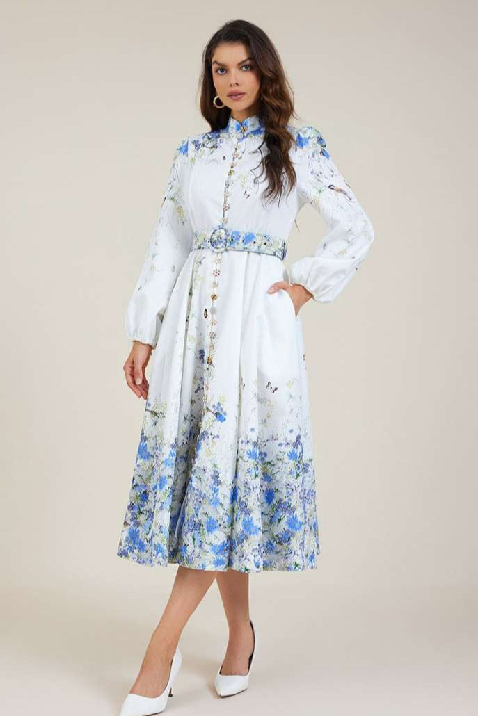 Amelia – Eleganță atemporală în floral albastru cu guler înalt