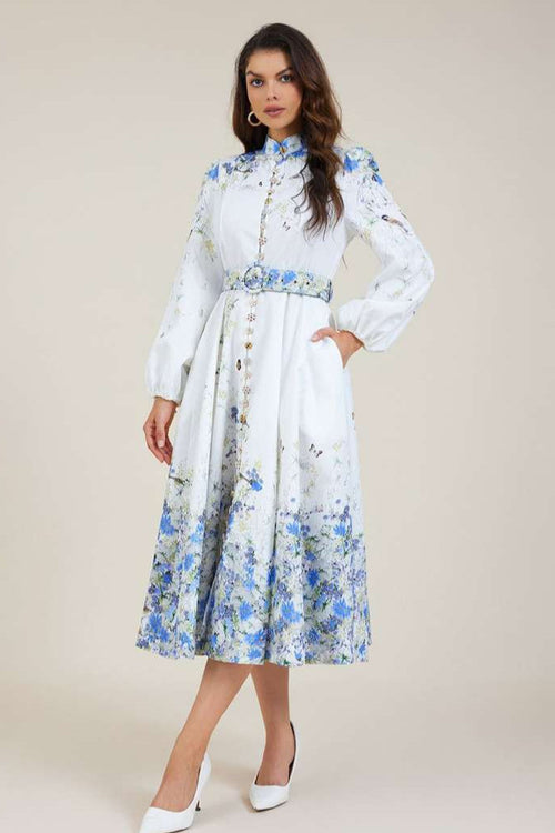 Amelia – Eleganță atemporală în floral albastru cu guler înalt