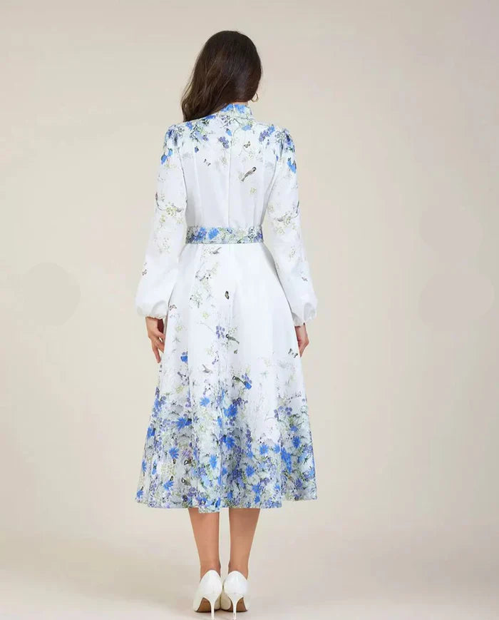 Amelia – Eleganță atemporală în floral albastru cu guler înalt