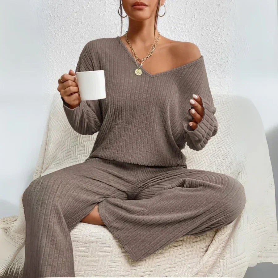 Vivienne - Set din două piese cu pantaloni drepți și top cu decolteu în V
