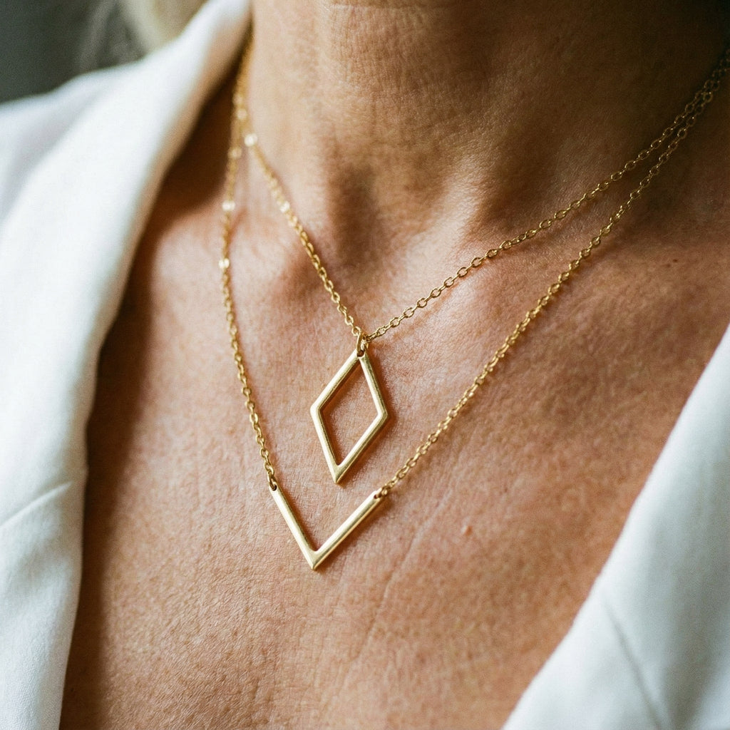 Melina - Colier elegant cu pandantiv geometric în formă de V
