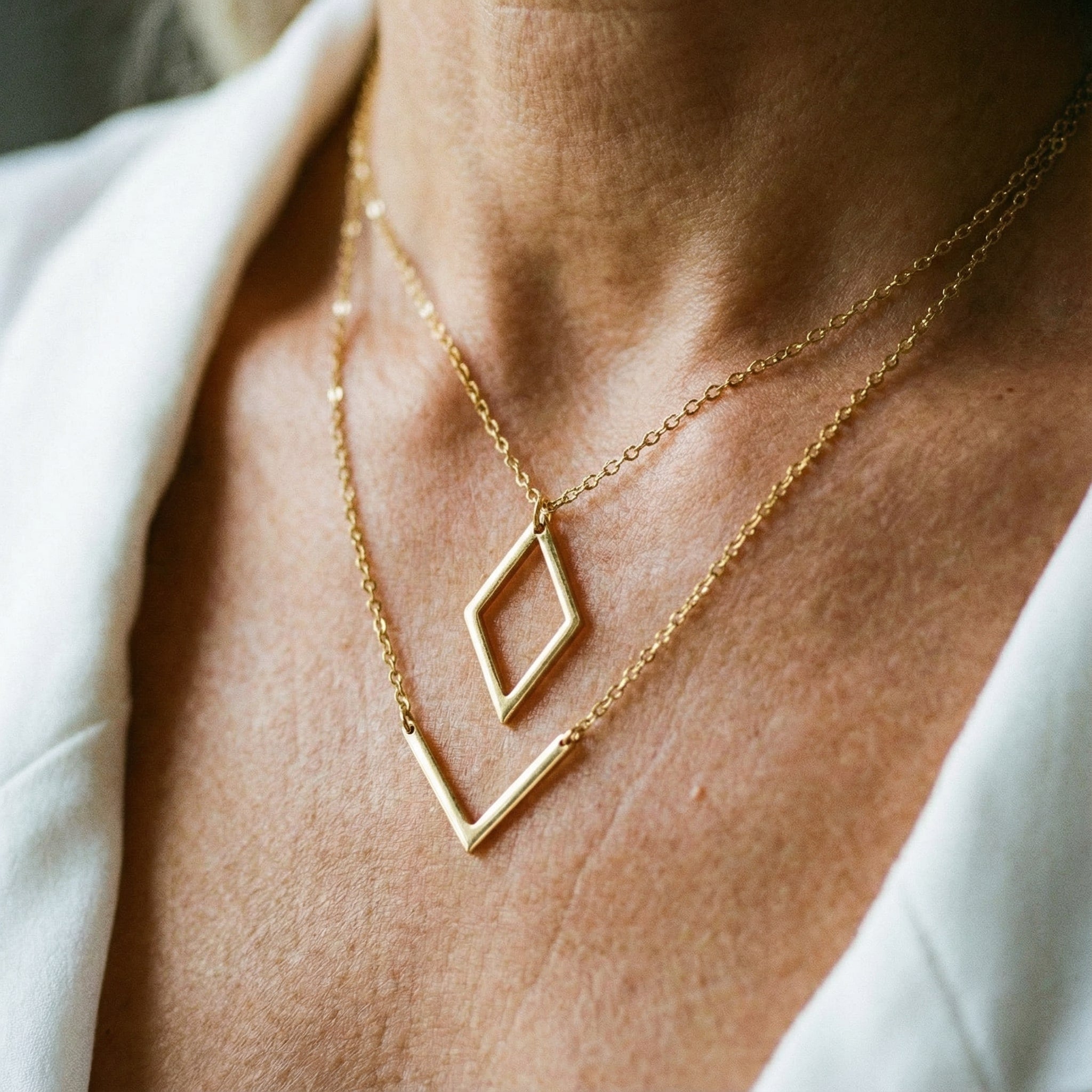 Melina - Colier elegant cu pandantiv geometric în formă de V