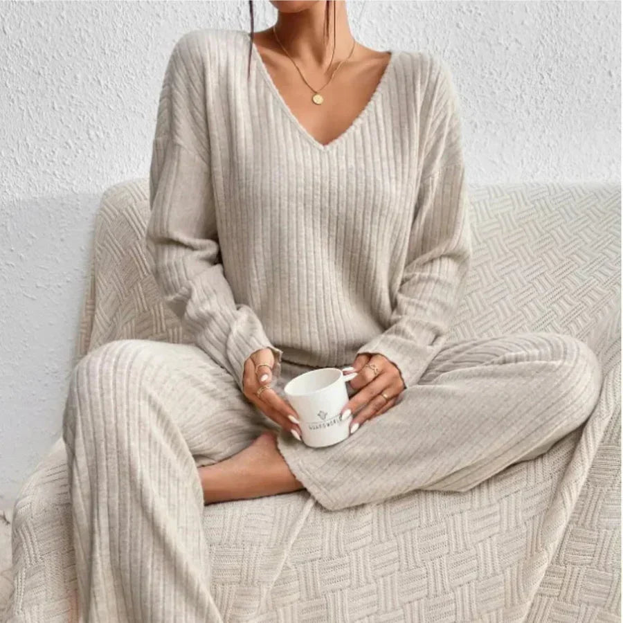 Vivienne - Set din două piese cu pantaloni drepți și top cu decolteu în V