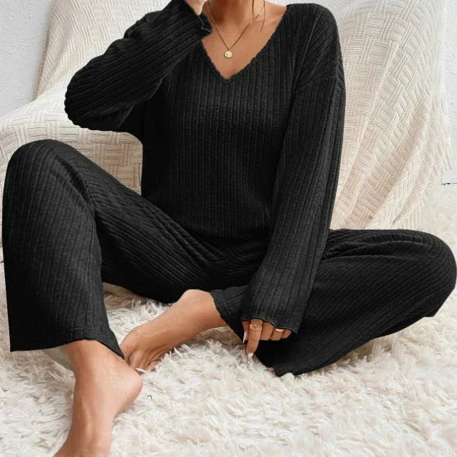 Vivienne - Set din două piese cu pantaloni drepți și top cu decolteu în V