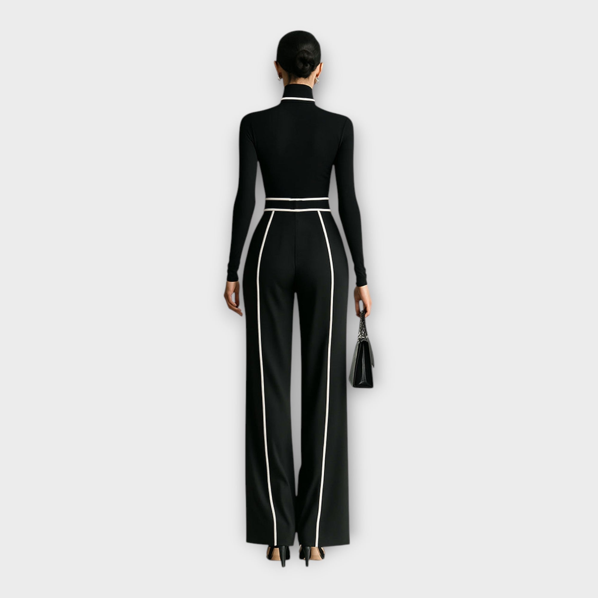 Salopetă elegantă cu estetică minimalistă