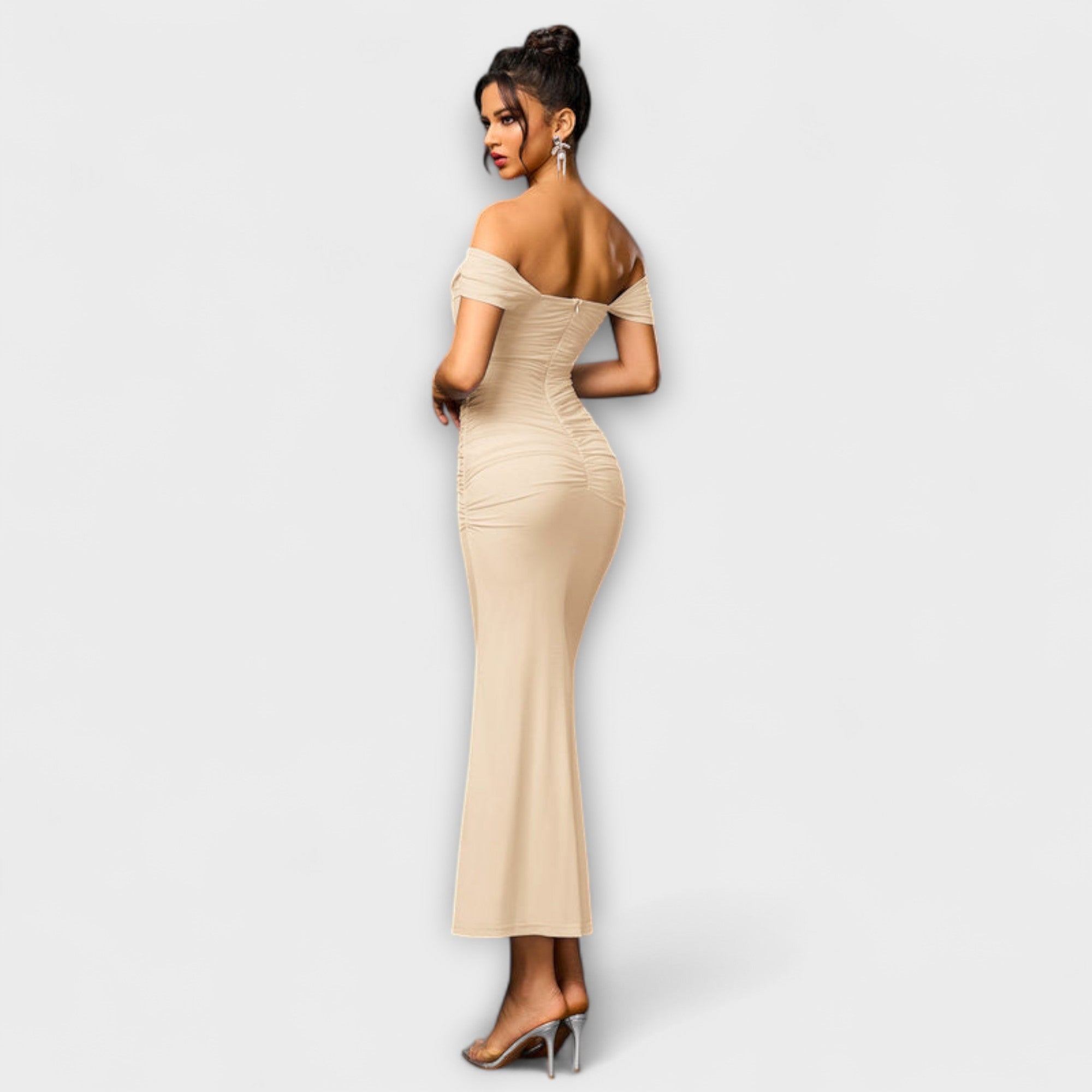 Rochie Bodycon cu umeri descoperiți și volane