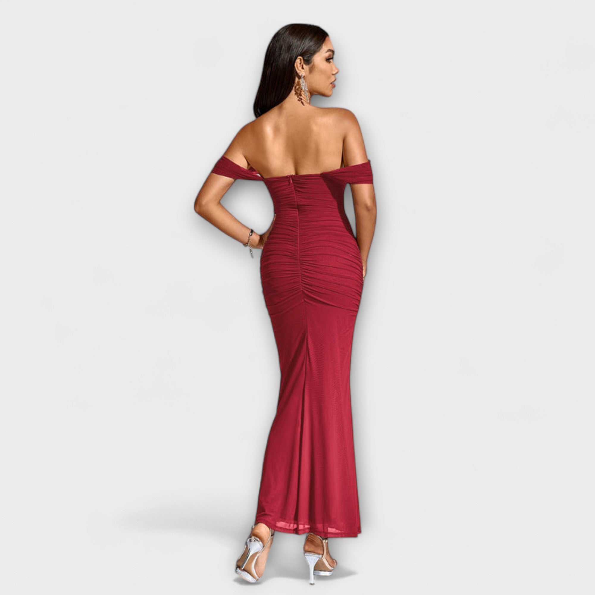 Rochie Bodycon cu umeri descoperiți și volane