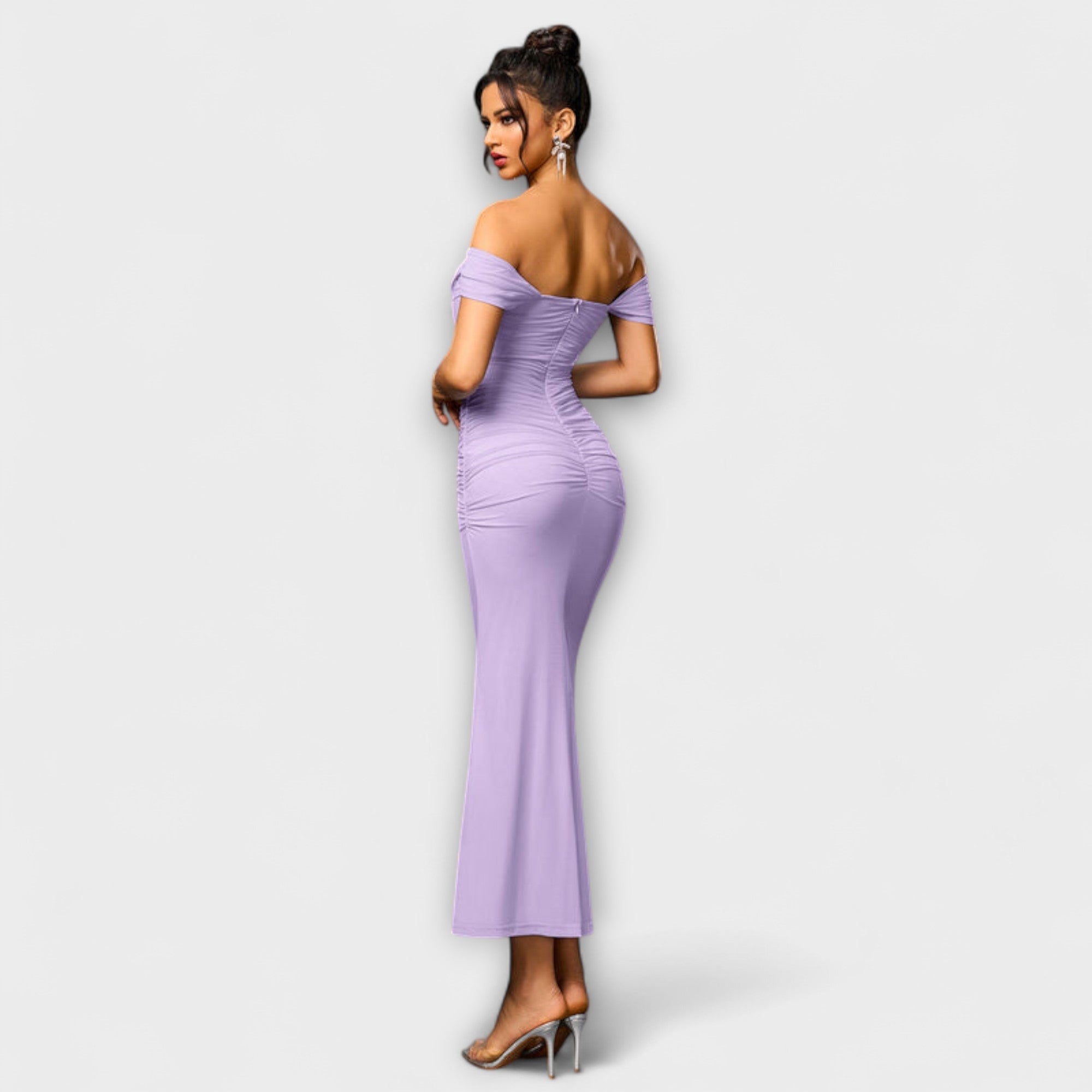 Rochie Bodycon cu umeri descoperiți și volane