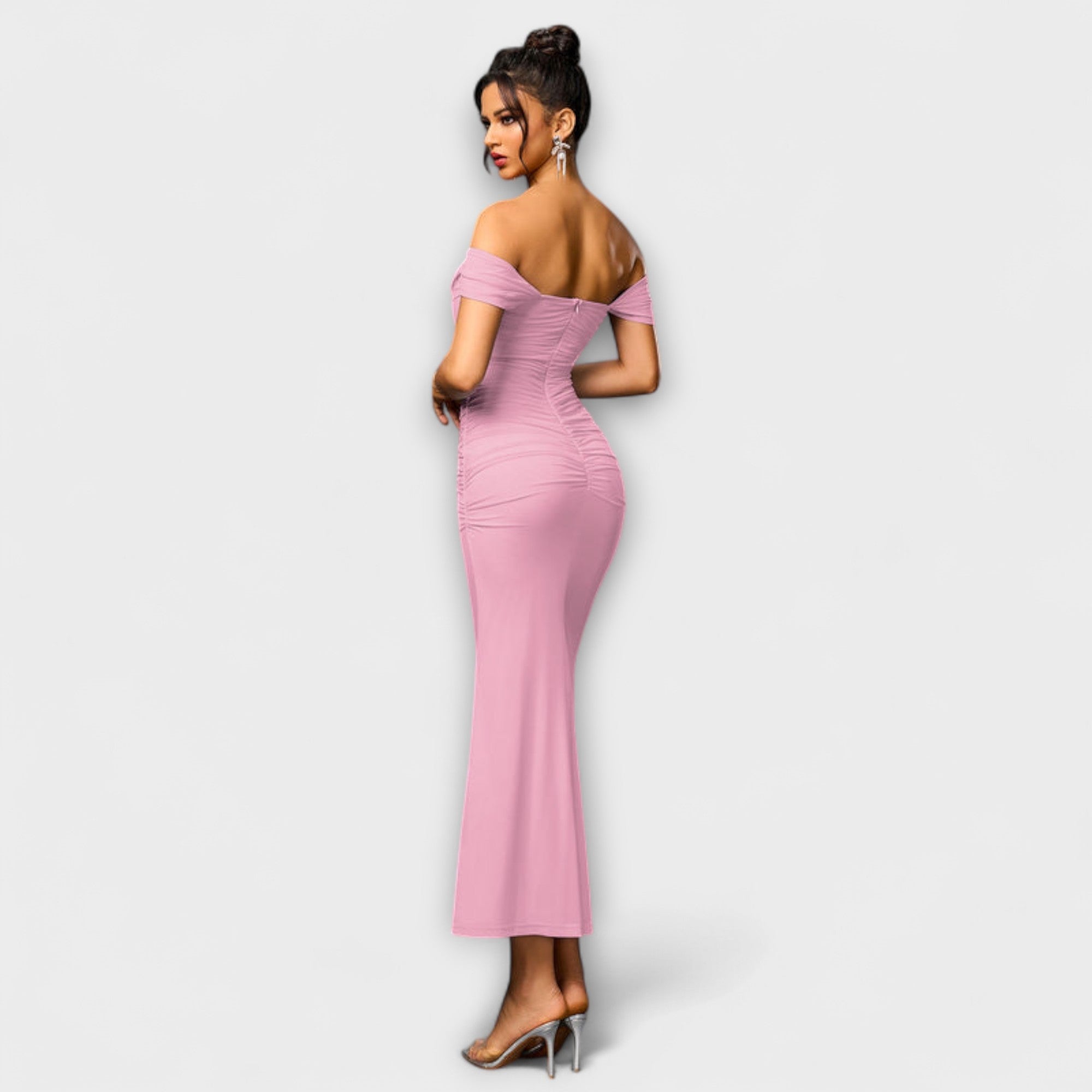 Rochie Bodycon cu umeri descoperiți și volane