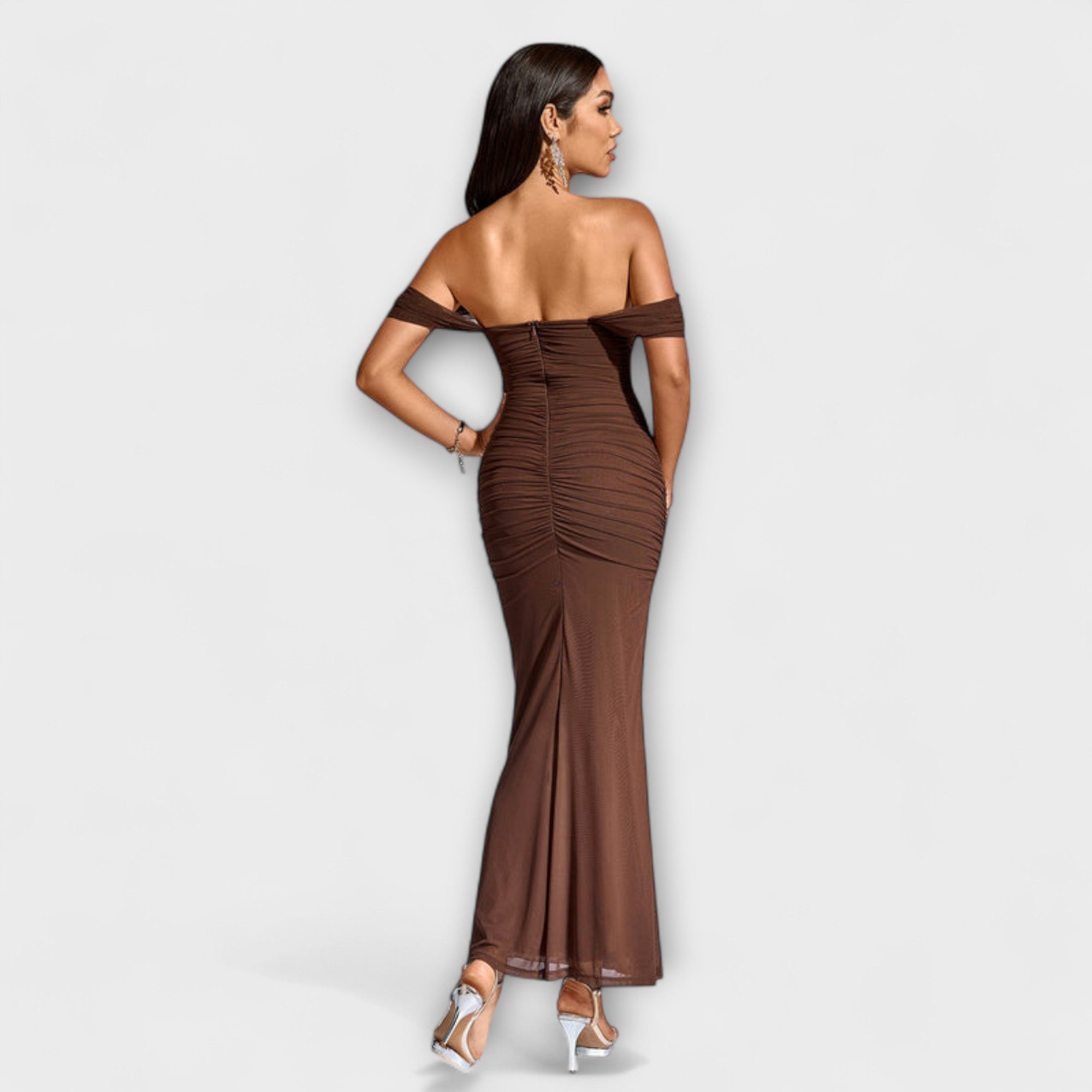 Rochie Bodycon cu umeri descoperiți și volane