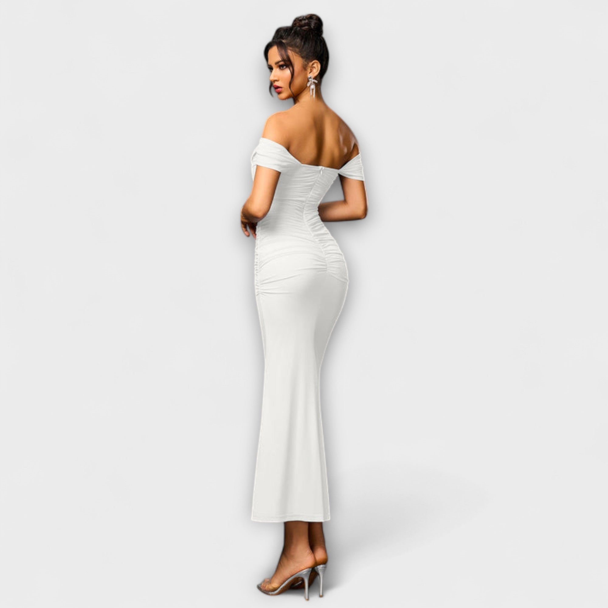 Rochie Bodycon cu umeri descoperiți și volane