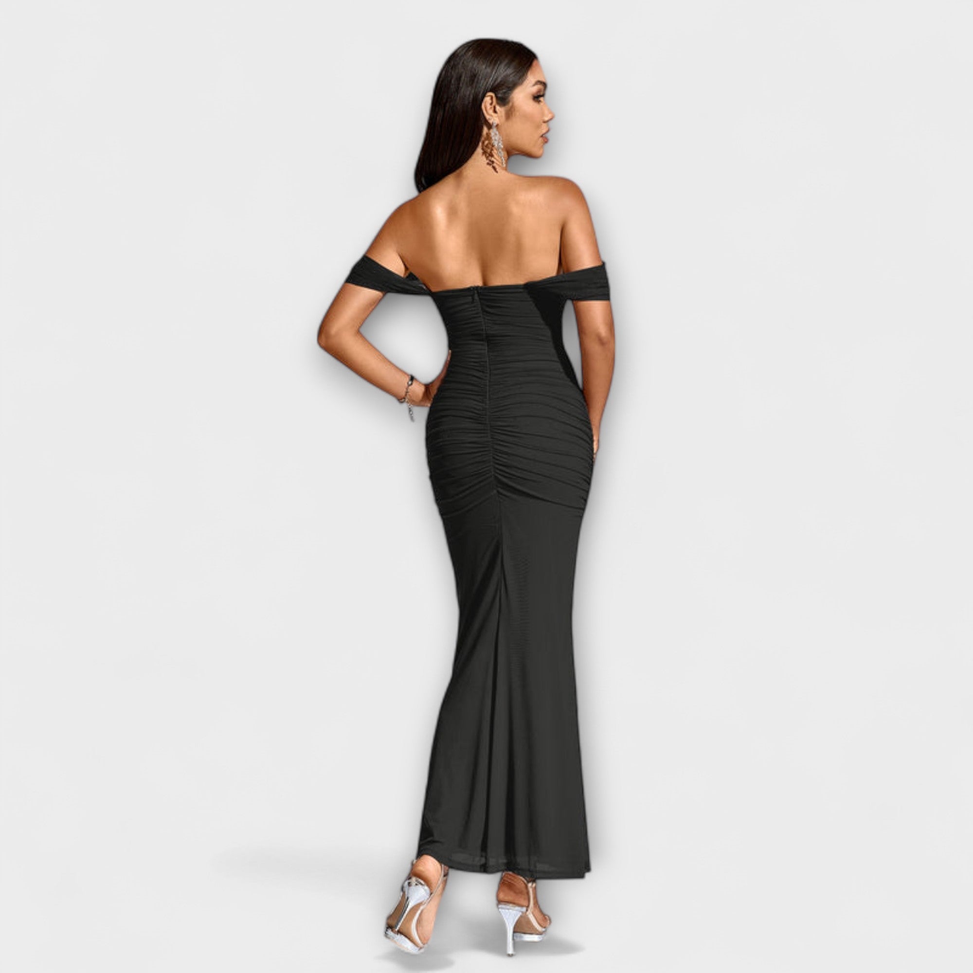 Rochie Bodycon cu umeri descoperiți și volane
