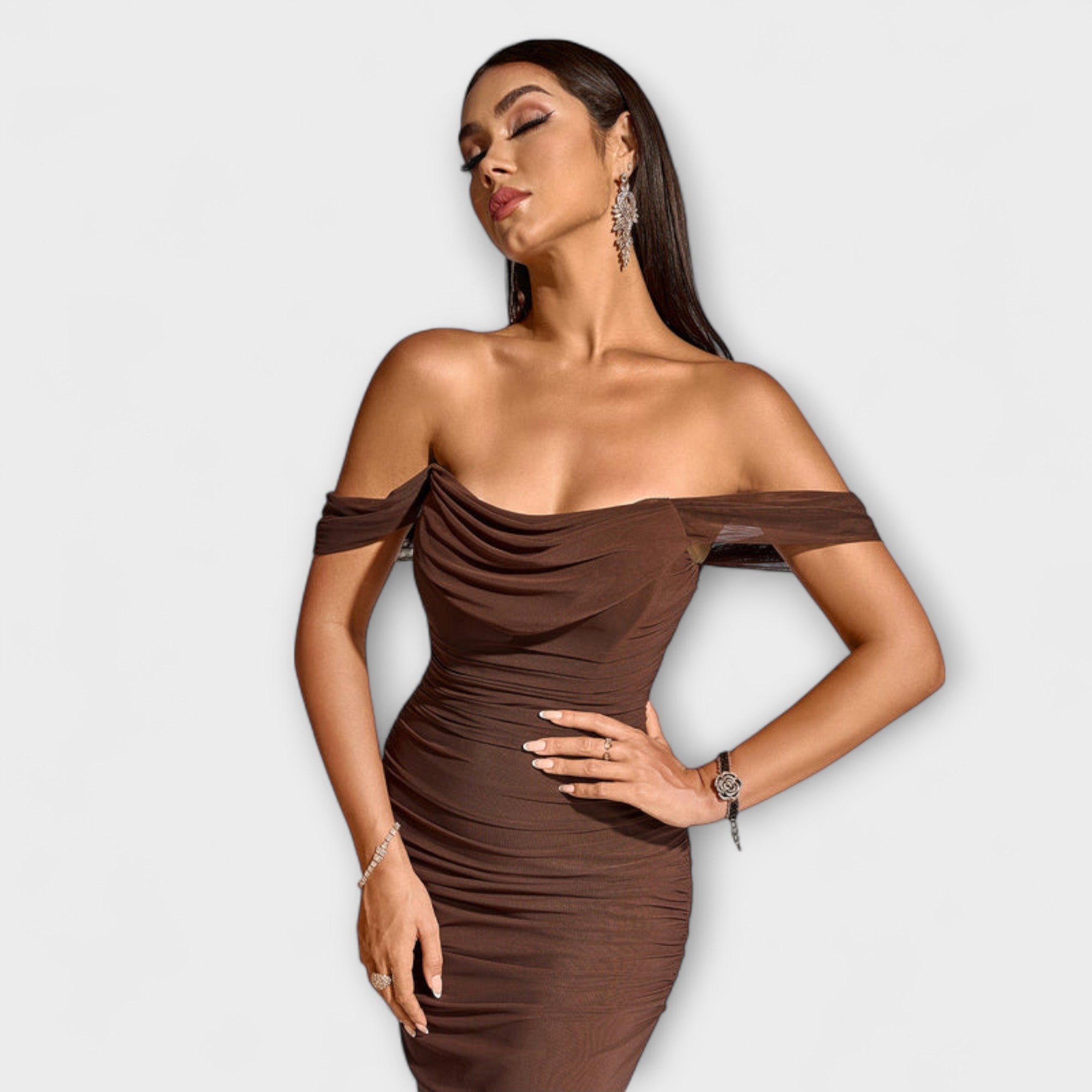Rochie Bodycon cu umeri descoperiți și volane