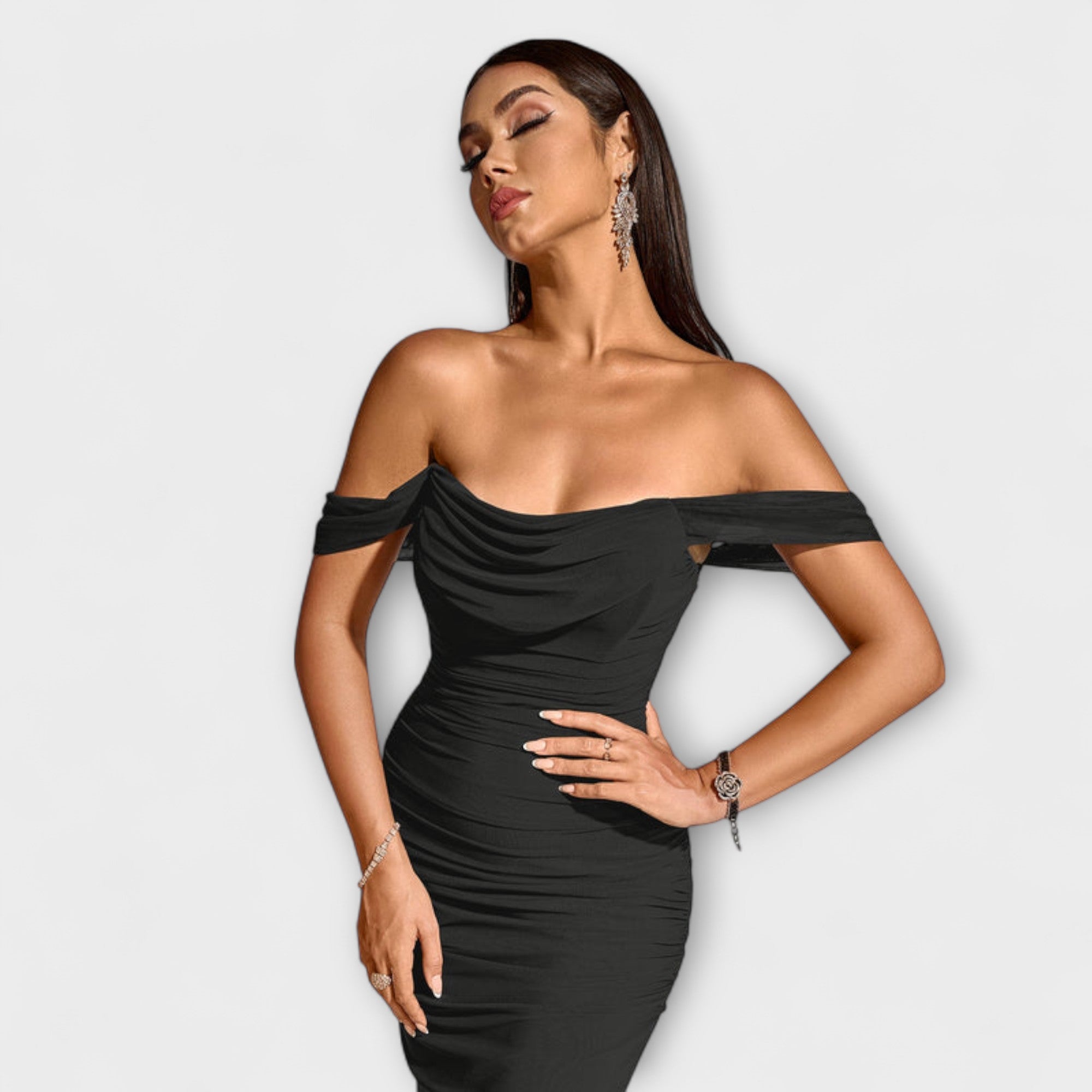 Rochie Bodycon cu umeri descoperiți și volane