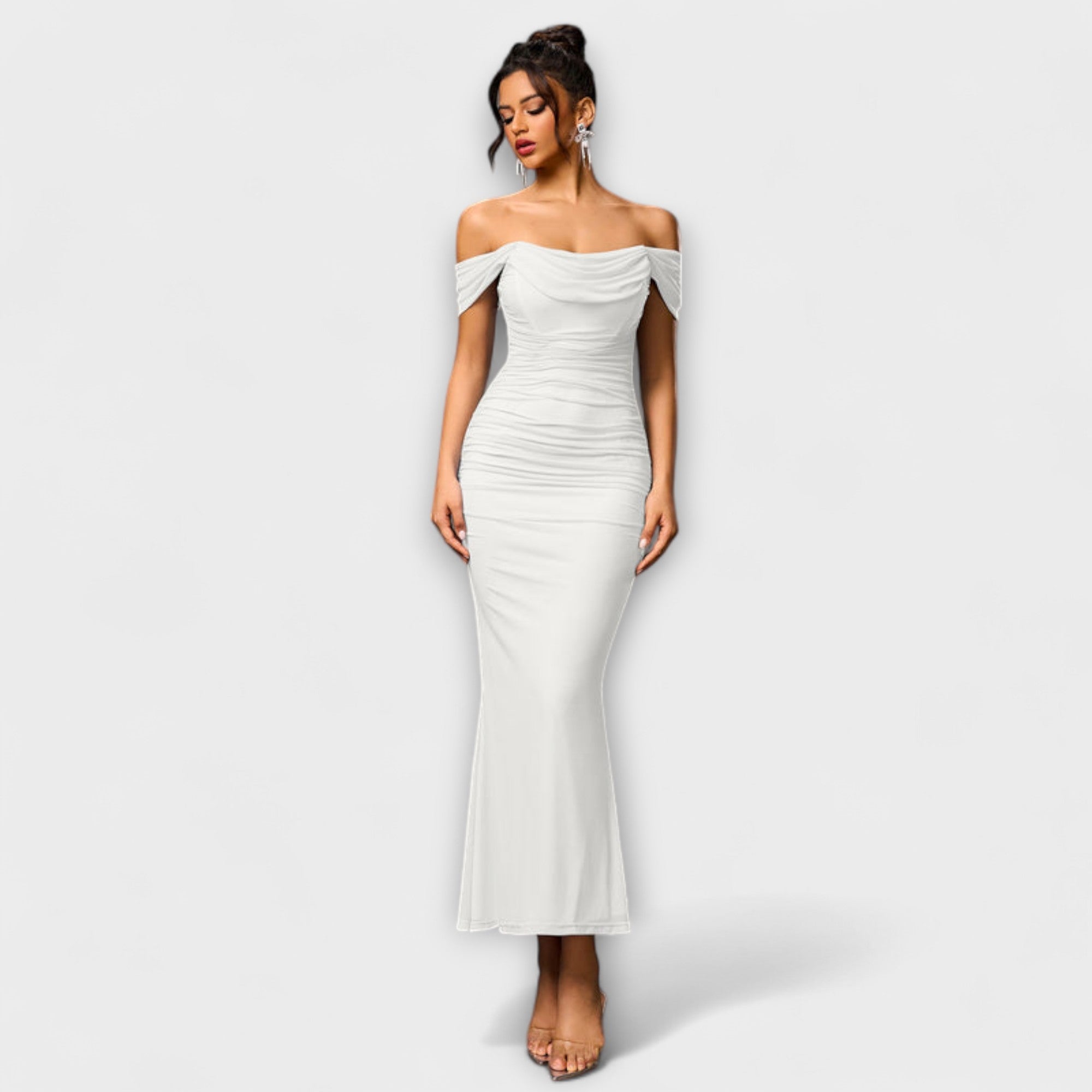 Rochie Bodycon cu umeri descoperiți și volane
