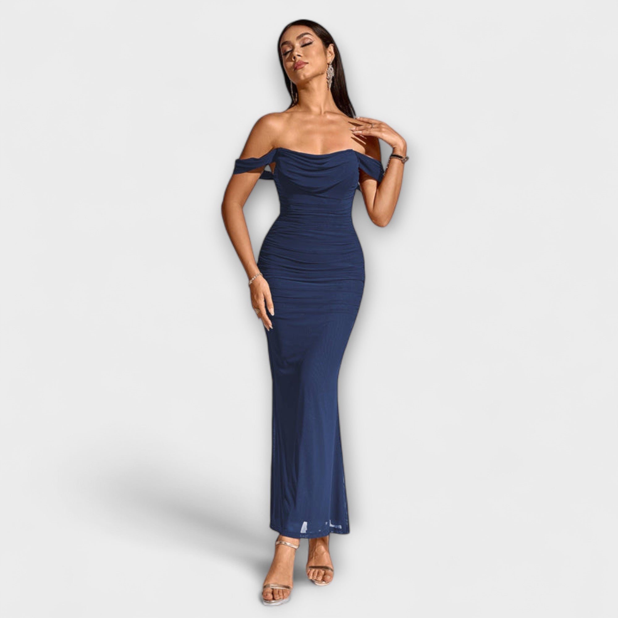 Rochie Bodycon cu umeri descoperiți și volane