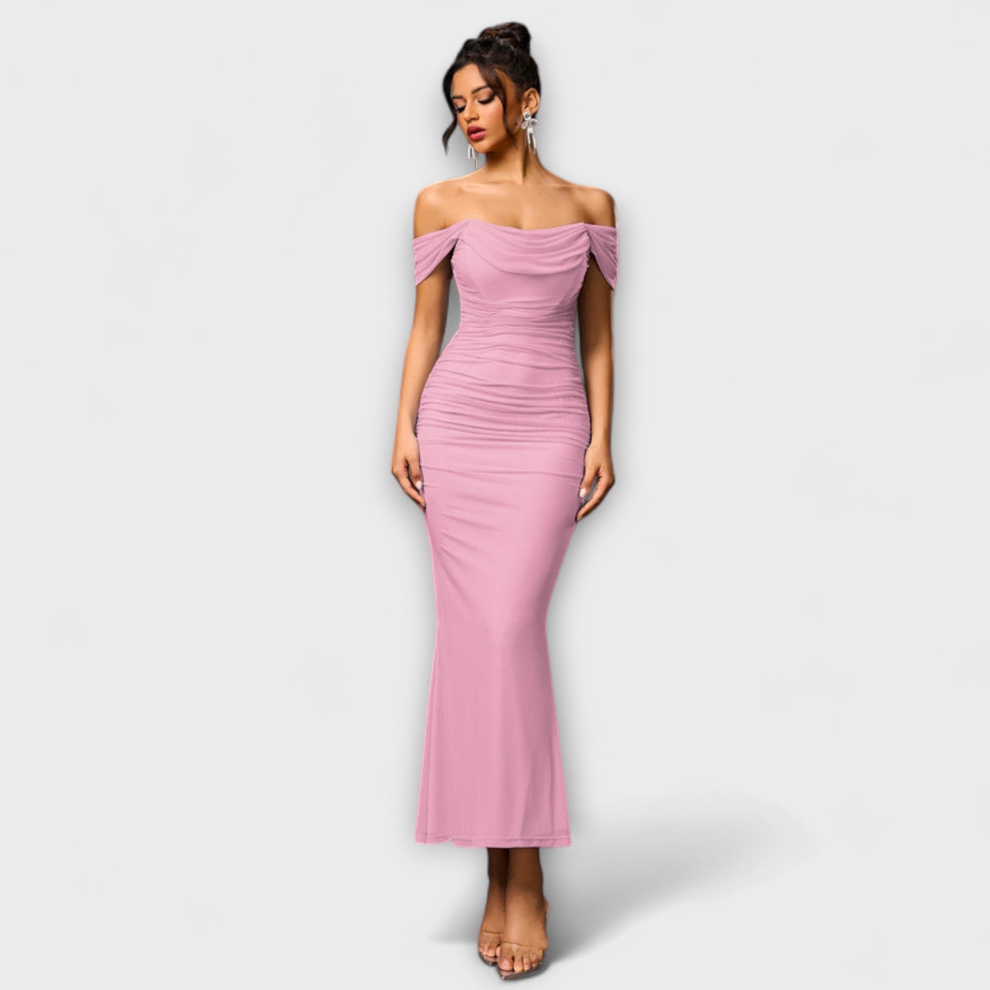 Rochie Bodycon cu umeri descoperiți și volane