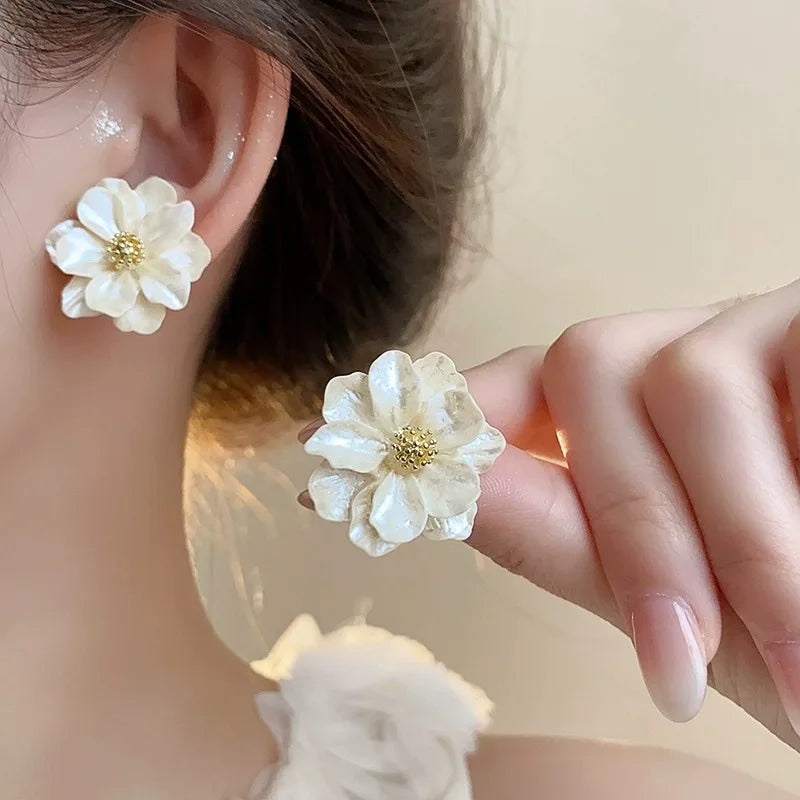Cercei blommörhängen din acril alb