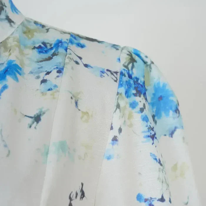 Amelia – Eleganță atemporală în floral albastru cu guler înalt