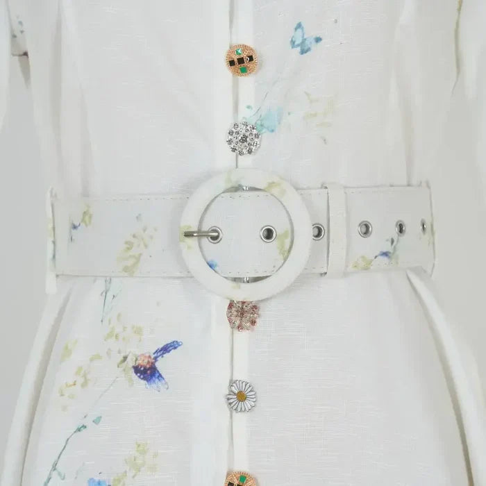Amelia – Eleganță atemporală în floral albastru cu guler înalt