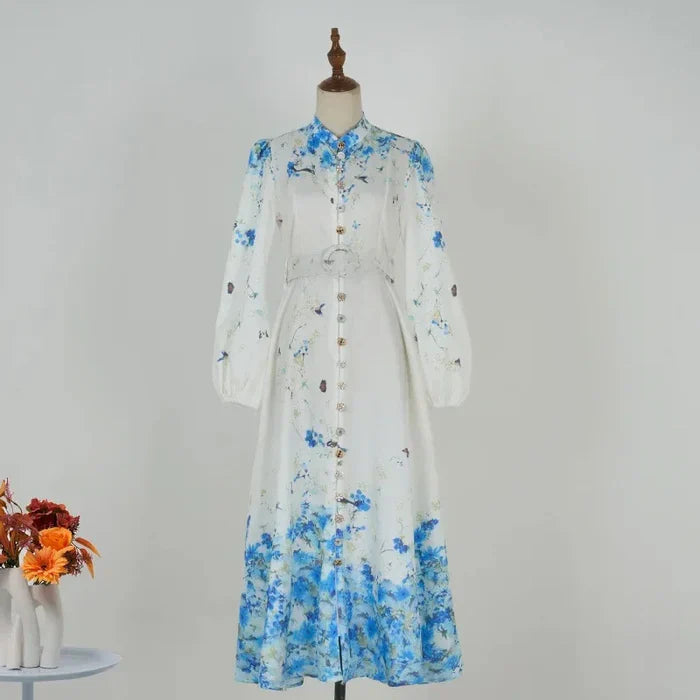 Amelia – Eleganță atemporală în floral albastru cu guler înalt