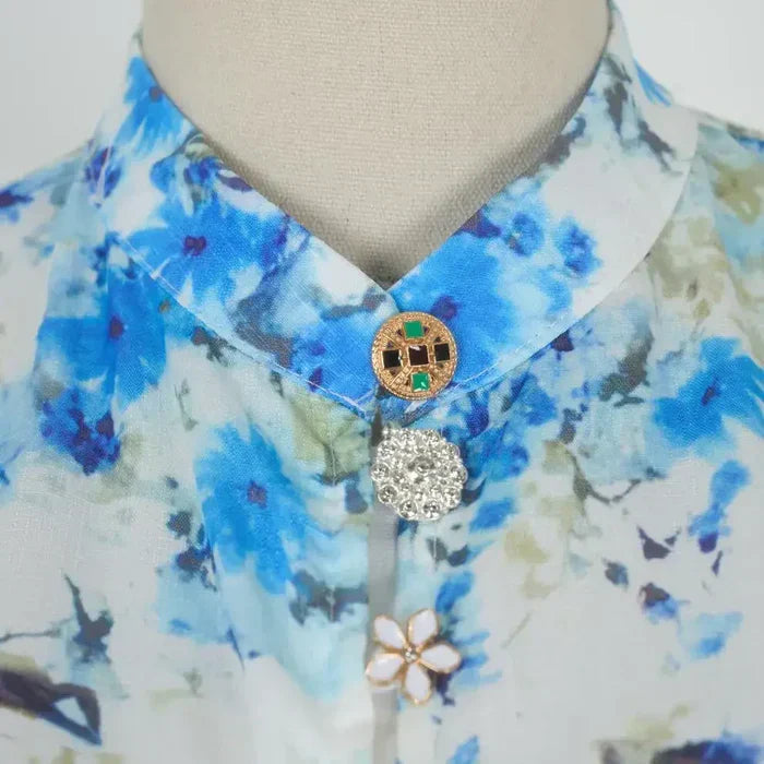 Amelia – Eleganță atemporală în floral albastru cu guler înalt
