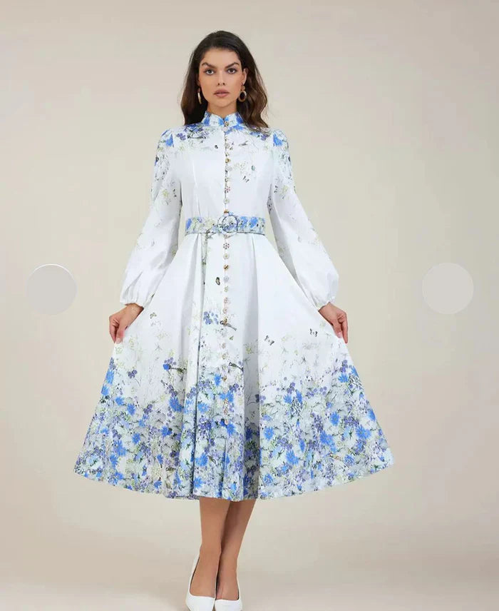 Amelia – Eleganță atemporală în floral albastru cu guler înalt