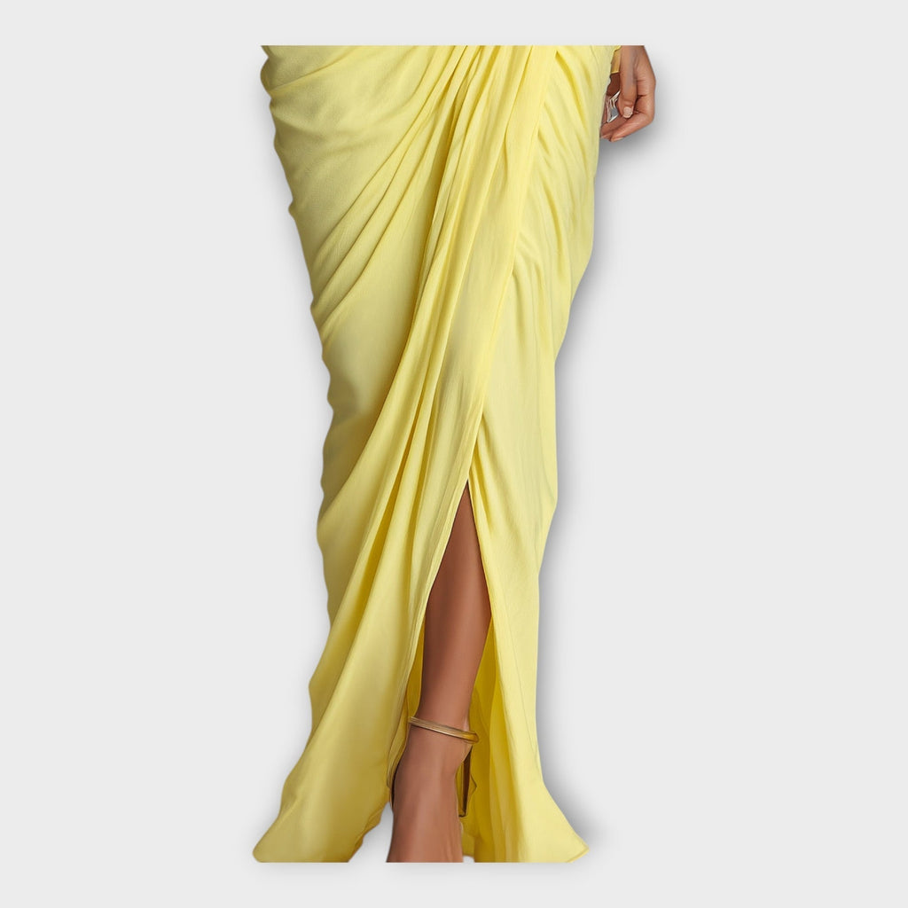 Rochie lungă cu pliuri elegante și design rafinat