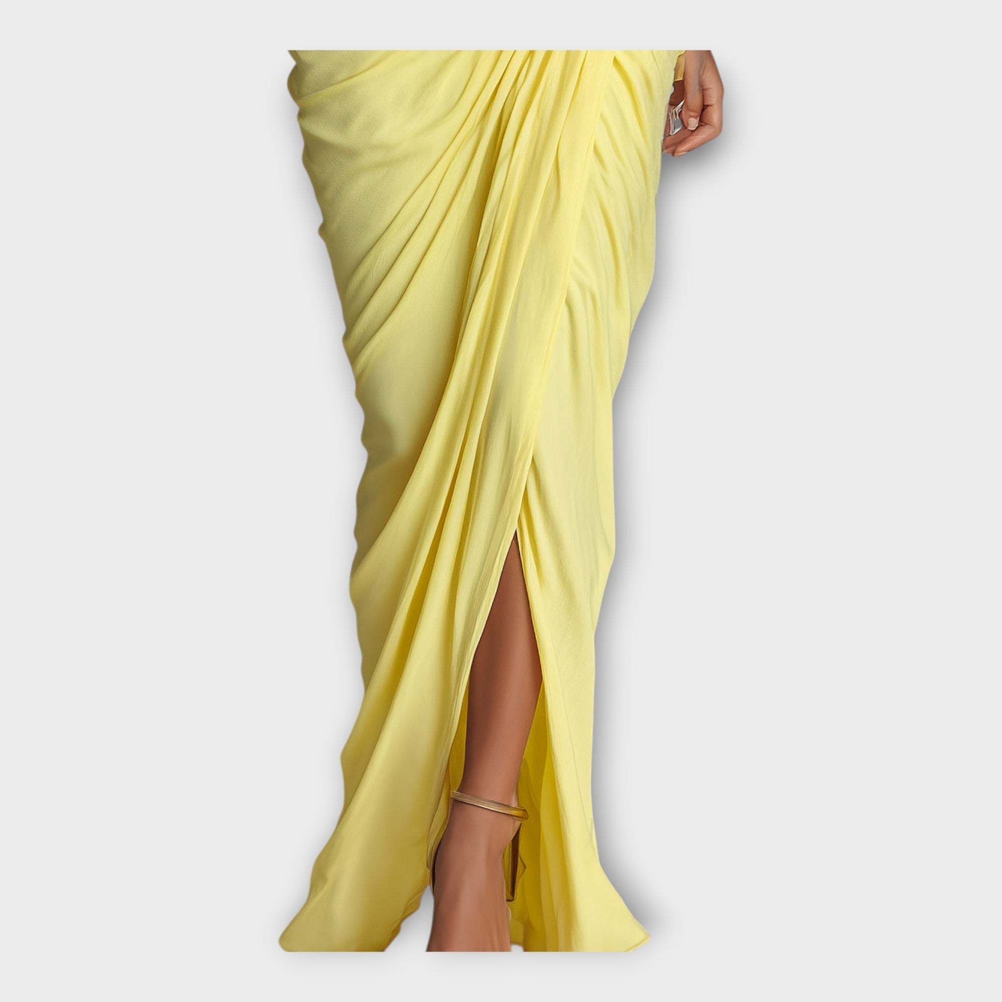 Rochie lungă cu pliuri elegante și design rafinat