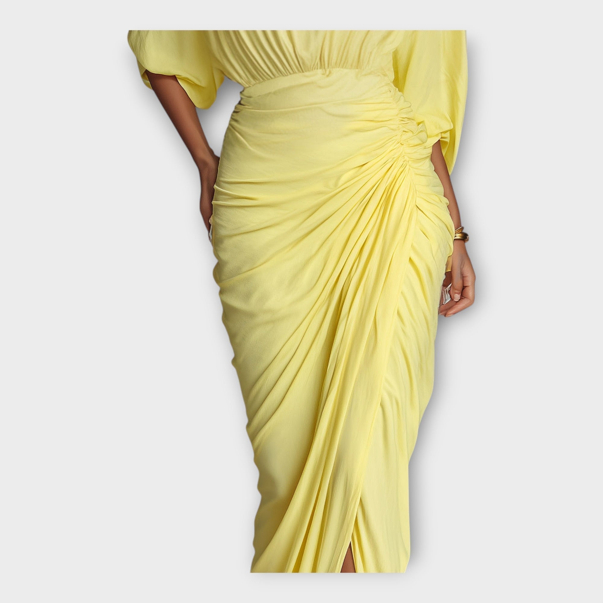 Rochie lungă cu pliuri elegante și design rafinat