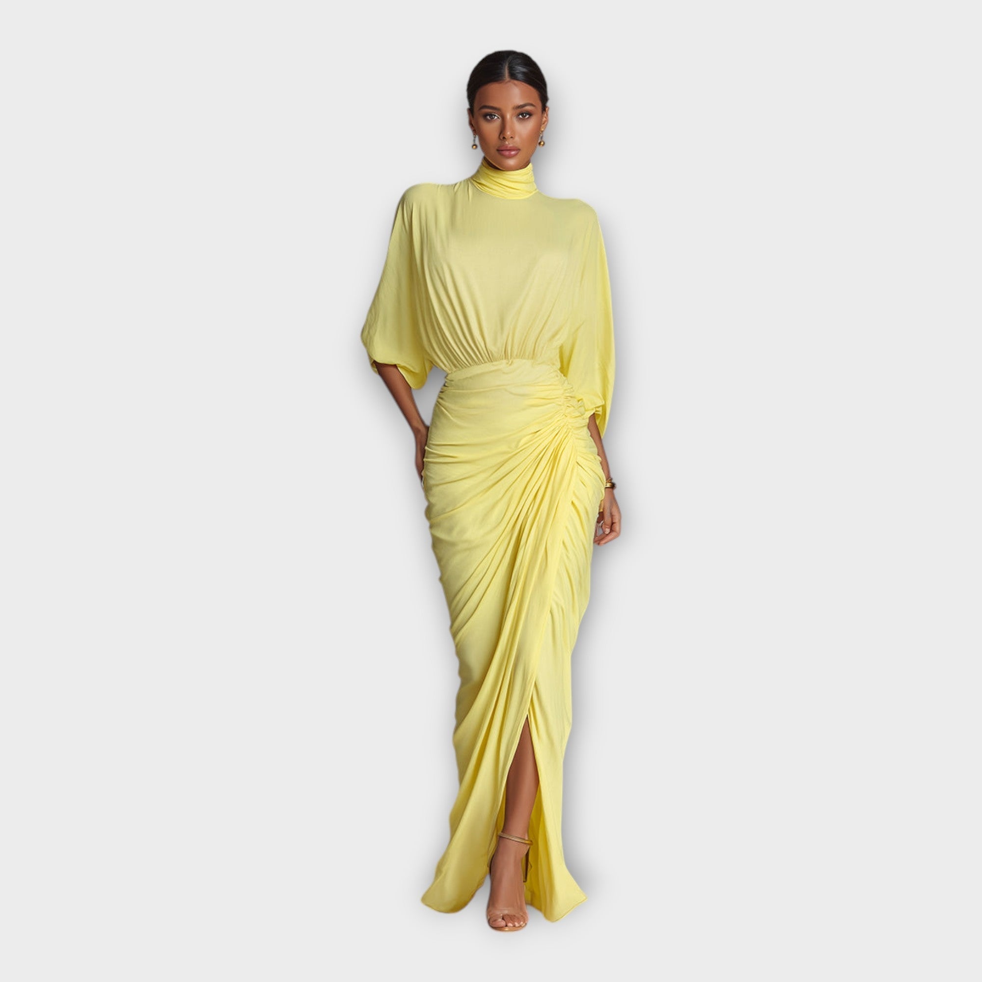 Rochie lungă cu pliuri elegante și design rafinat