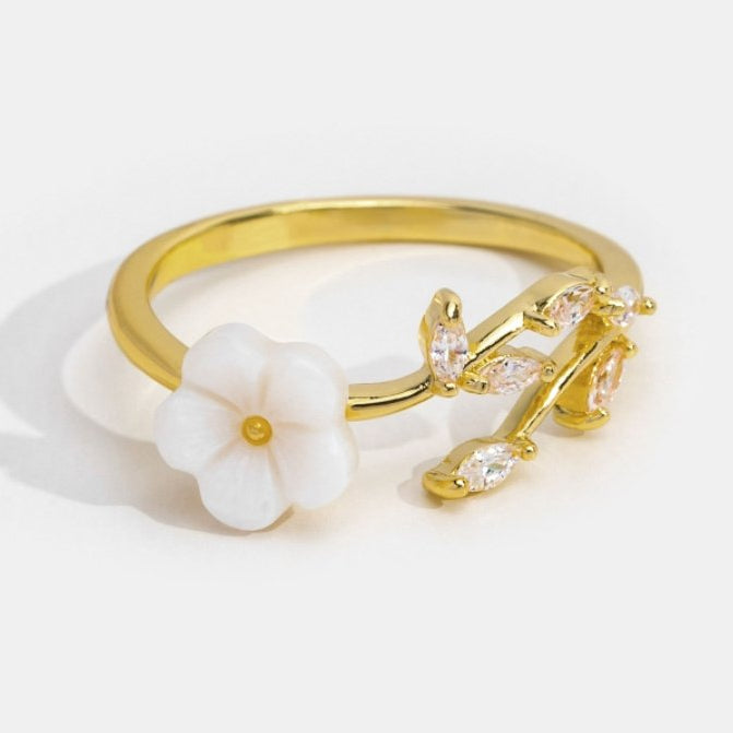 Miriam – Inel de aur cu decorațiuni florale albe.